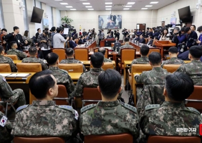 "TV로 계엄 안 사람 손" 묻자…군 간부들 우르르 '손' 들었다