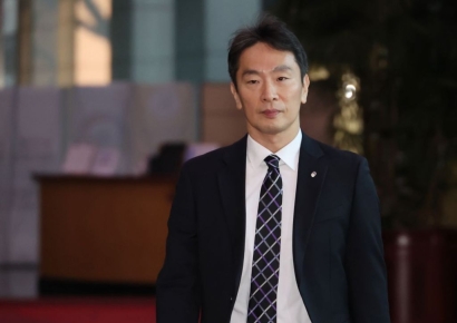 [단독]이복현 "탄핵이 예측 가능성 측면에서 경제에 낫다"