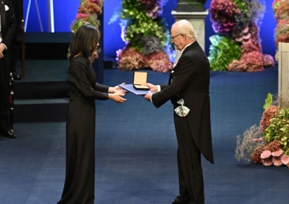 한강 검정색 드레스 입고 韓 최초 노벨문학상 수상 