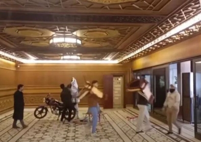 국민은 거지됐는데…명품 가득한 대통령궁 공개에 시리아 시민들 '분노' 