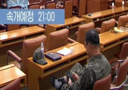 계엄 따지는 국회서 군화벗고 게임 삼매경…공군 장성 갑론을박
