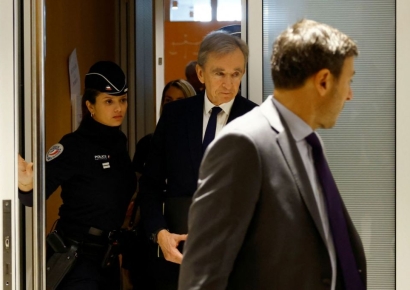 '세계 5위 부호' LVMH 회장을 법정에 서게 한 남자