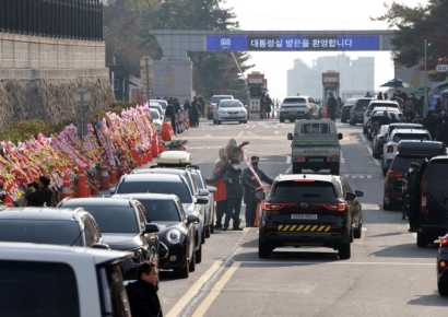 [포토]압수수색중인 대통령실 앞으로 배달된 화환