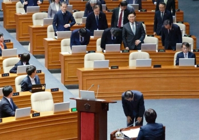 [포토] '내란 사태' 사과하는 한덕수 총리와 국무위원들