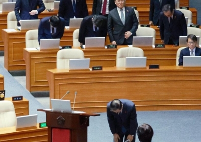 [포토] 허리 숙여 사과하는 총리와 국무위원들