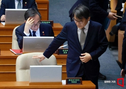 [포토] 비상계엄 긴급현안질문 참석하는 노태악 중앙선관위원장