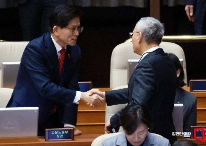 [포토] 악수하는 김문수-유인촌