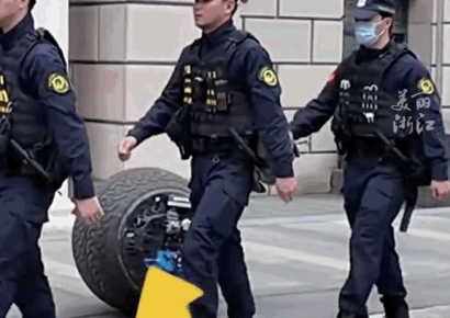 SF 영화 찍는줄…中 길거리 '스스로 움직이는 타이어' 알고보니