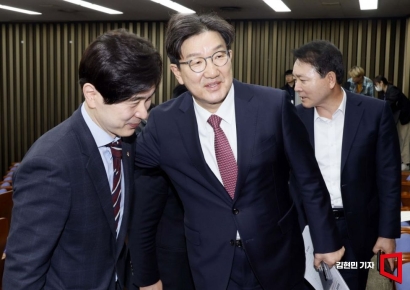 [포토] 국민의힘 신임 원내대표, ‘원조 윤핵관’ 권성동 당선