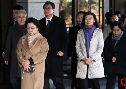 [포토] 법정 나서는 조국혁신당 의원들