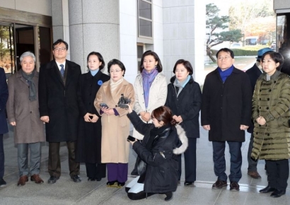 [포토] 조국 대표 대법원 판결에 입장 밝히는 조국혁신당 의원들