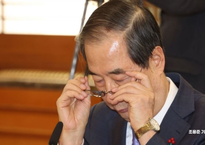 [포토] 안경 고쳐 쓰는 한덕수총리