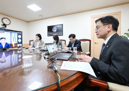 日재무장관 면담한 최상목 "외환시장 개방 차질없이 추진"