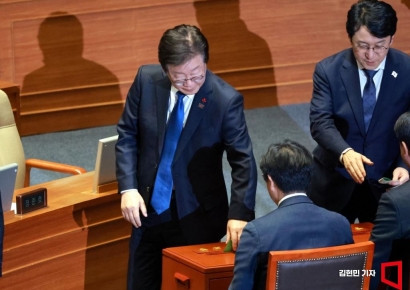 [포토] 탄핵소추안 투표하는 이재명 대표