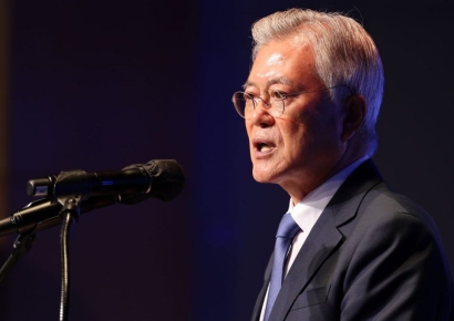 문재인 "기괴한 일 정점…국회 결단 시급"