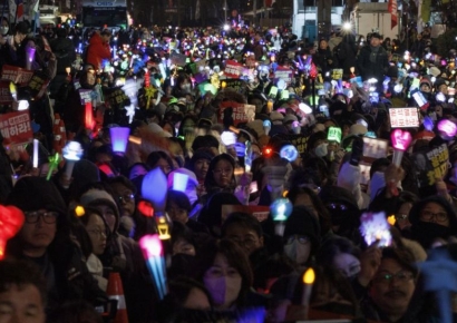 촛불 대신 응원봉 흔들며 K팝 떼창…MZ가 바꿨다 [청춘보고서]