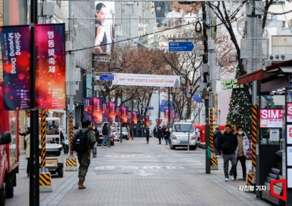계엄에 짓눌린 관광소비, 코로나19 이후 처음 줄었다