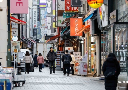 [포토] 계엄 여파로 썰렁한 명동거리