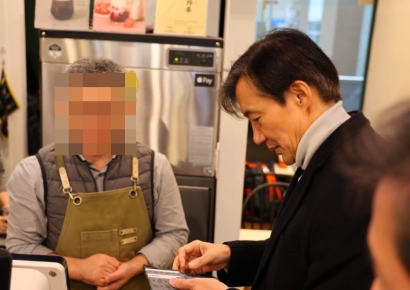 조국, 탄핵 촉구 집회 참가자들 위해 음료 333잔 선결제