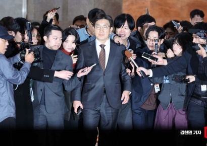 [포토] 국민의힘 비상의원총회 참석하는 권성동 원내대표