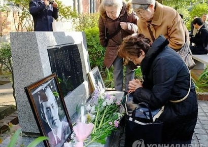 "지켜주지 못해 미안"… 윤동주 시인, 日모교 명예박사 받는다