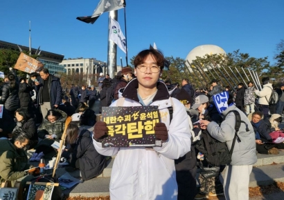 [인터뷰]“오늘은 대통령 탄핵 되는 날”…집회 나온 20대 남성들