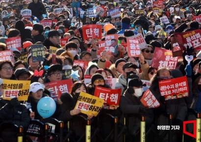 [르포]“말로 표현할 수 없는 기쁨”…탄핵안 가결에 ‘축제 분위기’