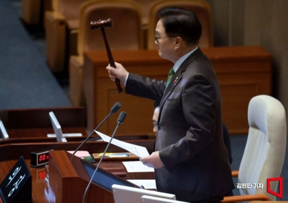 [포토] 대통령 탄핵안 가결 선포하는 우원식 국회의장