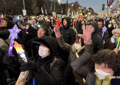 [포토] 대통령 탄핵소추 가결에 기뻐하는 시민들