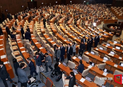 [포토] 대통령 탄핵안 가결 뒤 회의장 나서는 여당 의원들