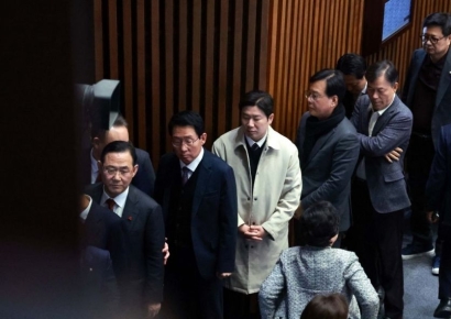 [포토] 대통령 탄핵안 표결하는 여당 의원들