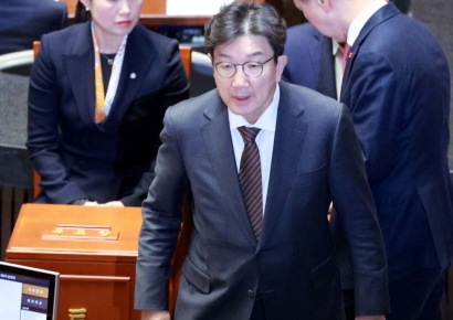 [포토] 대통령 탄핵안 투표하는 권성동 원내대표