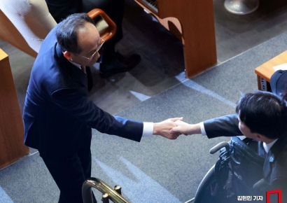 [포토] 안철수와 악수하는 추경호