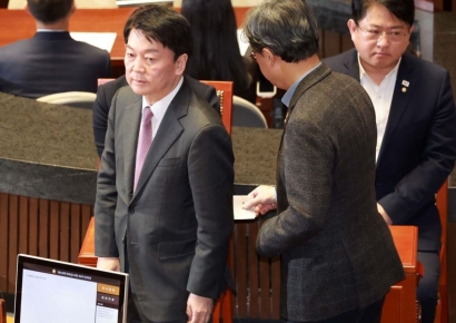 [포토] 대통령 탄핵안 투표하는 안철수 