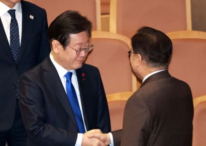 [포토] 악수하는 이재명 대표와 우원식 의장