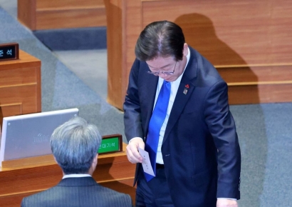 [포토] 대통령 탄핵안 투표하는 이재명