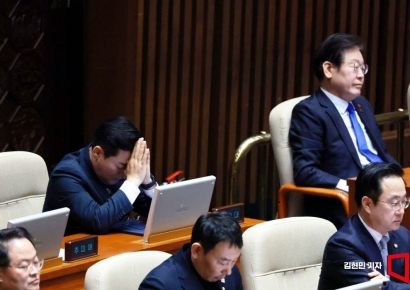 [현장]'尹 탄핵안' 국회 표결 순간…숨소리조차 멈췄다