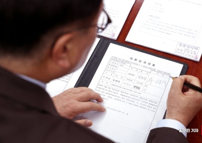 [포토] 탄핵소추의결서 서명하는 우원식 의장