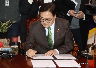 [포토] 우원식 의장, 윤석열 대통령 탄핵소추의결서 서명 