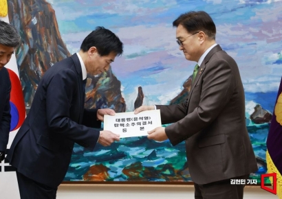 [포토] 우원식 의장, 대통령 탄핵소추의결서 전달