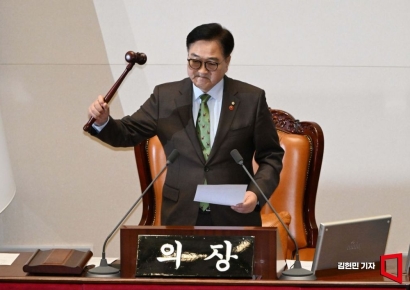 [포토] 윤석열 대통령 탄핵안 가결 선포하는 우원식 의장
