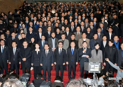 [포토] 대통령 탄핵 가결 뒤 인사하는 민주당 의원들