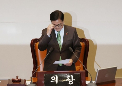 "형님, 용기를 주세요"…우원식 의장의 연두색 넥타이 의미는?