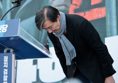 수감 앞둔 조국 "이제 잠시 멈춘다…성찰 후 돌아올 것"