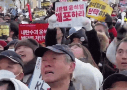 "너무 행복해"…탄핵 가결에 눈물 쏟은 70대, BBC 인터뷰서 한 말