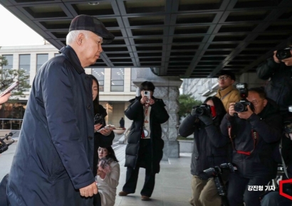 [포토] 헌법재판소 들어서는 정형식 헌법재판관