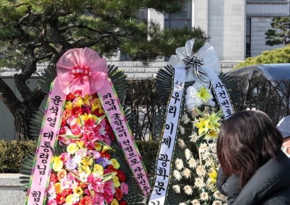 [포토] 윤석열 대통령 탄핵 찬반 화환 놓인 헌법재판소