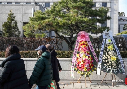 [포토] 헌법재판소 앞에 놓인 대통령 탄핵 찬반 화환