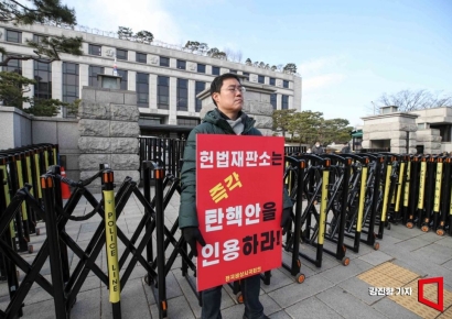 [포토] 전국비상시국회의, 탄핵안 인용 촉구 피켓 시위 나서