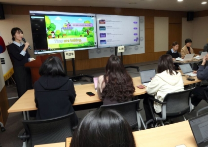 대통령은 '교육자료' 공약, 교육부는 '검정' 시작…AI 교과서 '엇박'